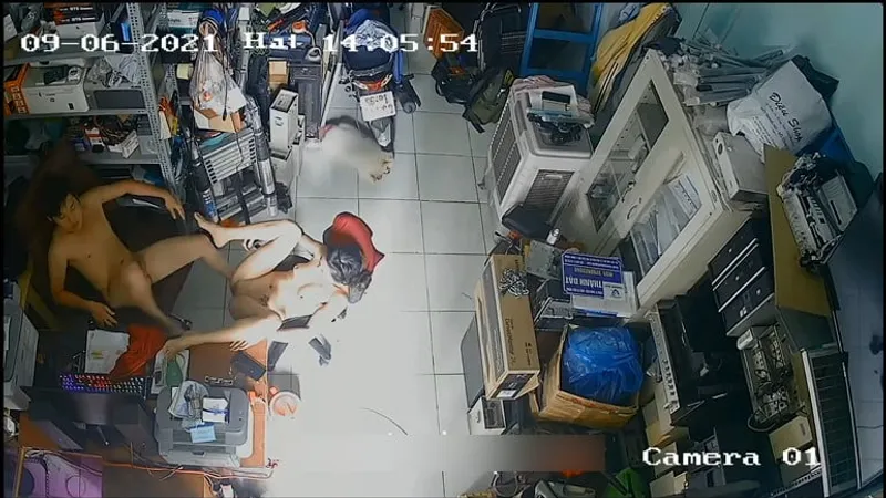 Vợ yêu anh xã làm tình nhau trong của cục thịt máy tính