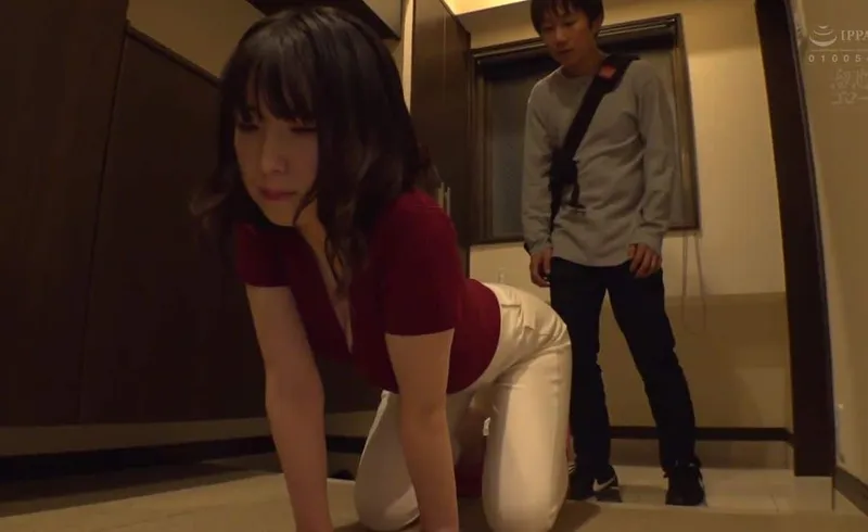 Cô nàng nhà bên thiếu thốn và cậu sinh viên trúng số cạnh bên