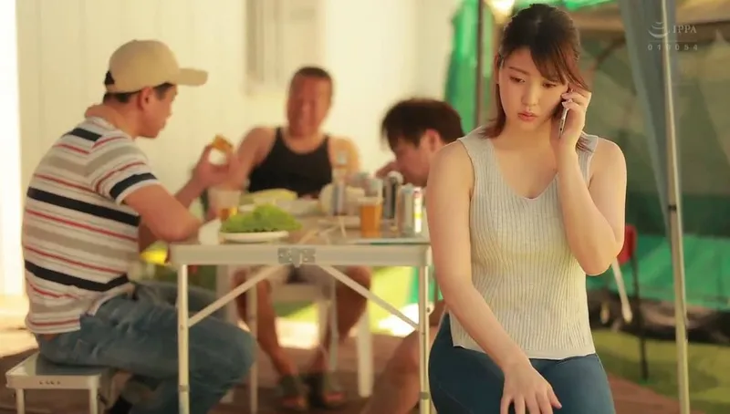 Gã chồng khờ để bà xã tham gia sự kiện cắm trại với mấy gã nhà bên và cái kết