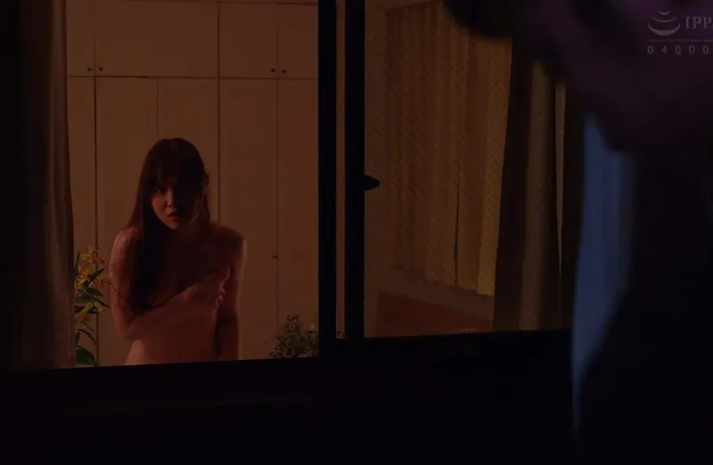 Cô nàng cạnh nhà ông xã anh xã cạnh bên nhà thường xuyên thay đồ ở ngay cửa sổ