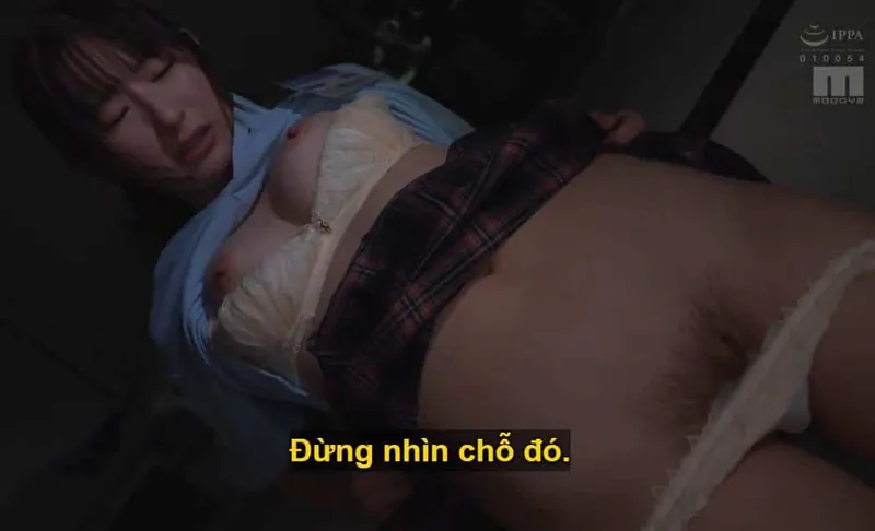 Người sếp dự định "dạy dỗ" cô nhân viên kiêu kỳ lười nhác, suốt ngày chỉ mải mê tán gẫu với bạn trai qua tin nhắn.
